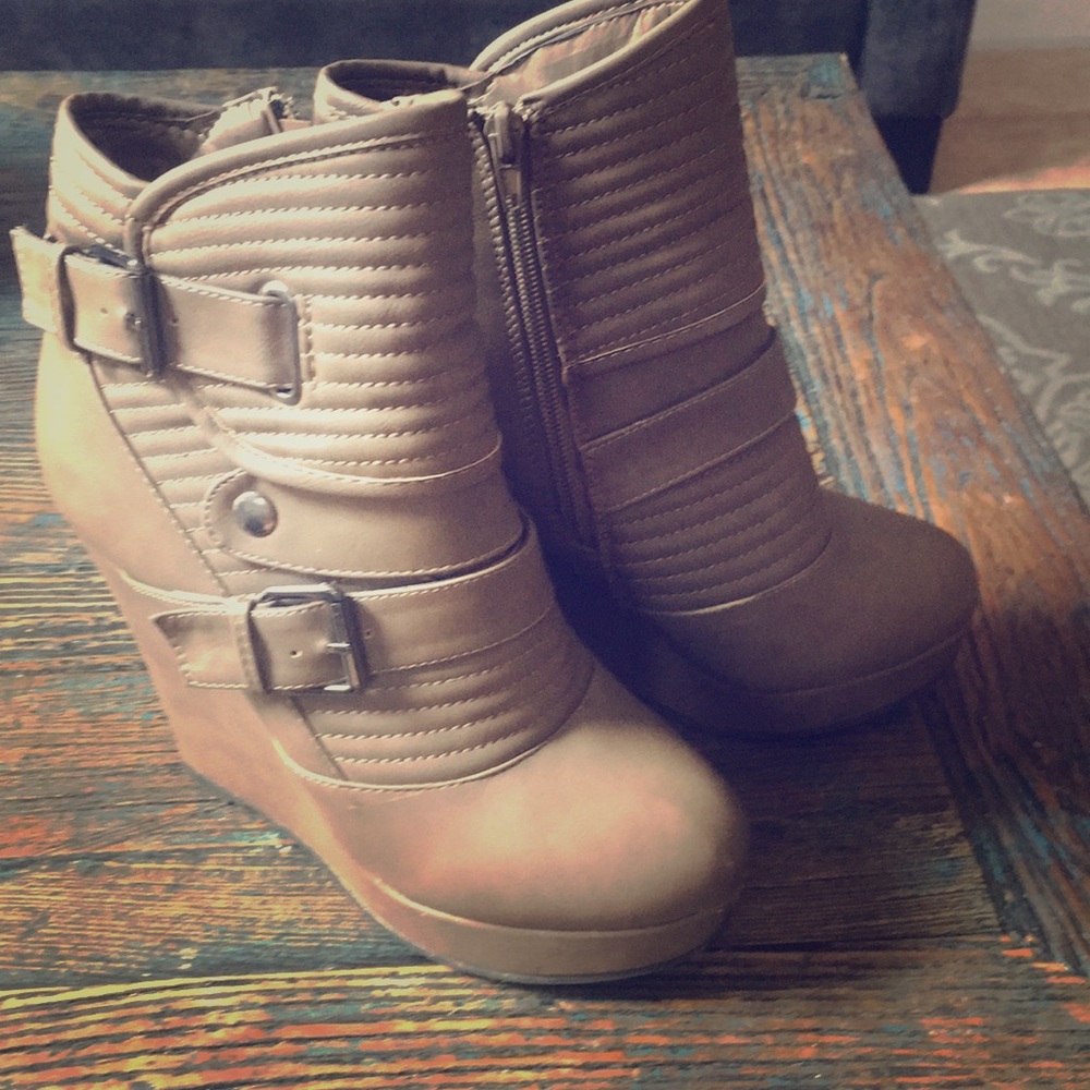 Wedge buckle boot